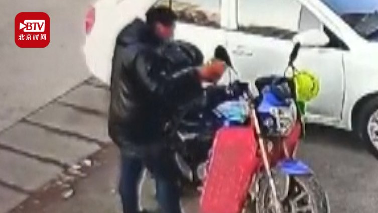 【“赔一千,不然就举报!”男子买方便面出门吃掉 拿过期方便面回超市索赔】近日,山东菏泽。男